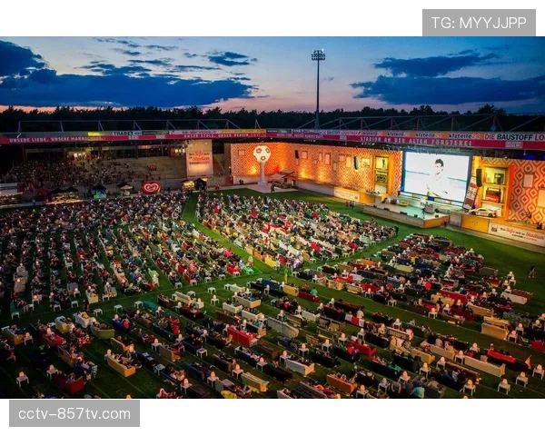 通讯:保级关键战,加的斯绝杀后球迷冲入球场庆祝 通讯:保级关键战,加的斯绝杀后球迷冲入球场庆祝